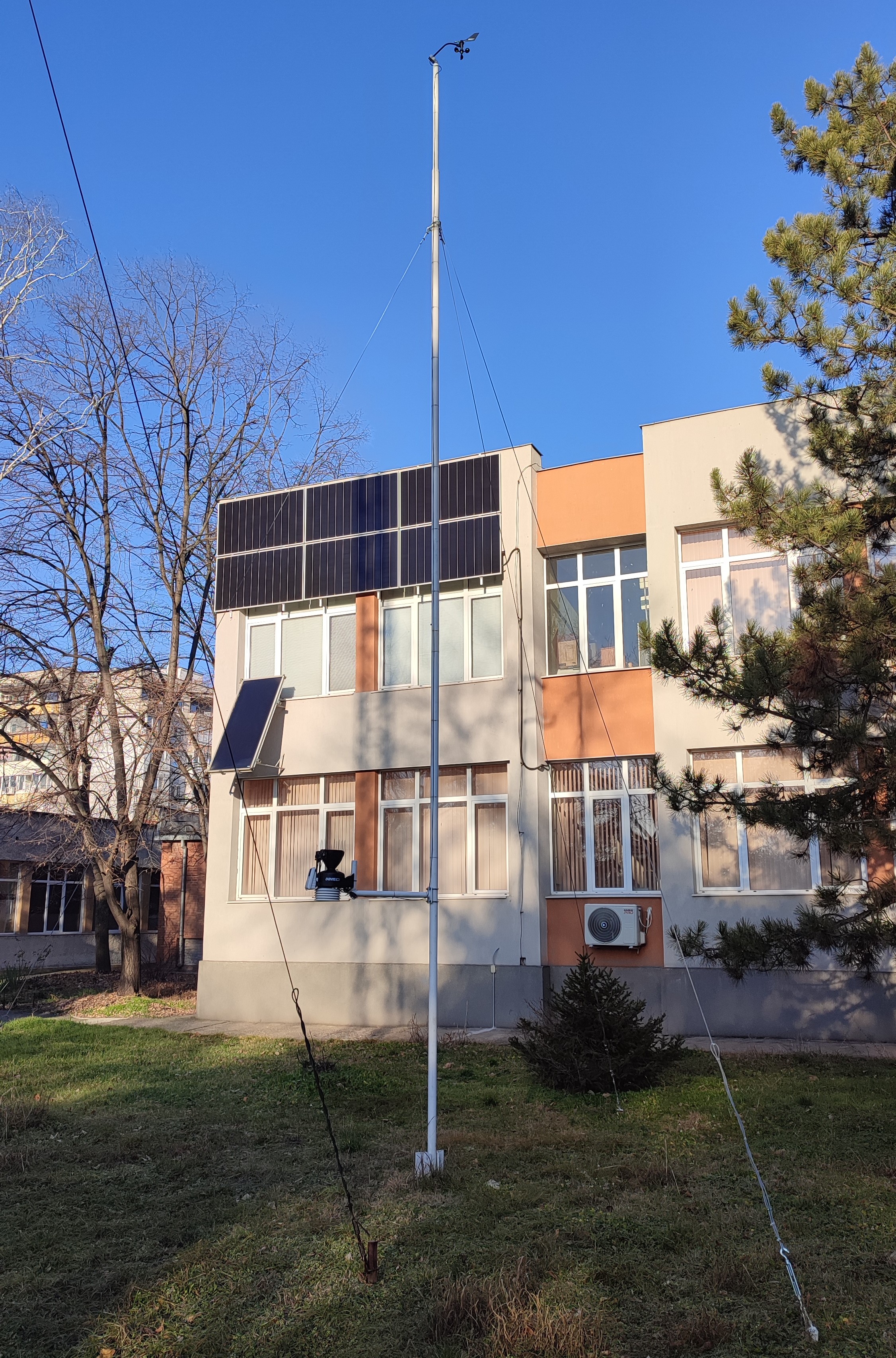 Фасаден PV парк и метеорологична станция Davis Vantage Pro2